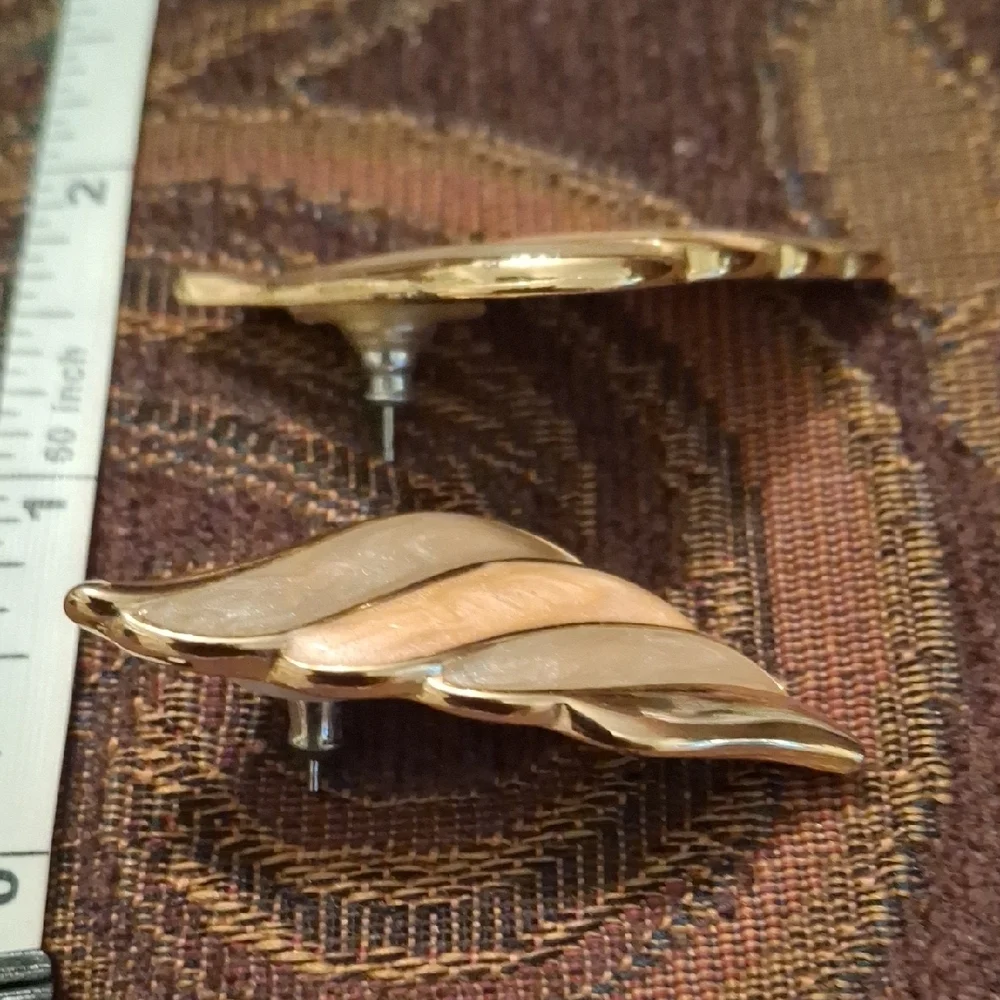 Elegant Gold and Cream Swirl Earrings